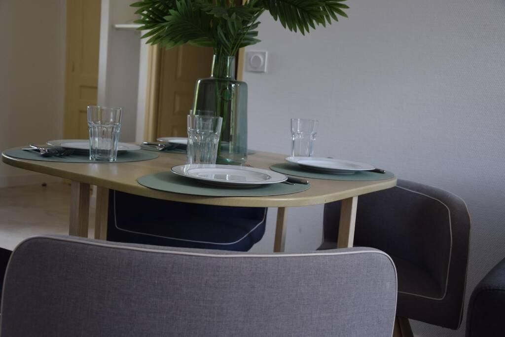 Elegant T2 A Bron, Tramway A 2Min, Box Parking, 4Personnes Leilighet Eksteriør bilde