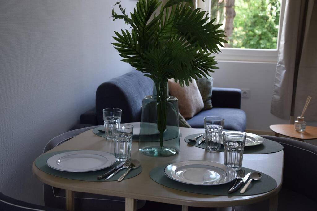 Elegant T2 A Bron, Tramway A 2Min, Box Parking, 4Personnes Leilighet Eksteriør bilde