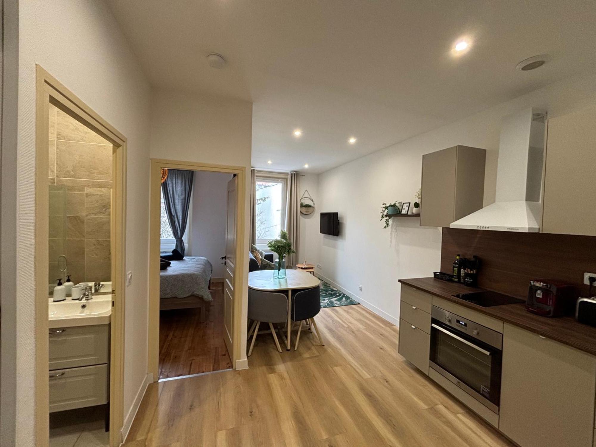 Elegant T2 A Bron, Tramway A 2Min, Box Parking, 4Personnes Leilighet Eksteriør bilde